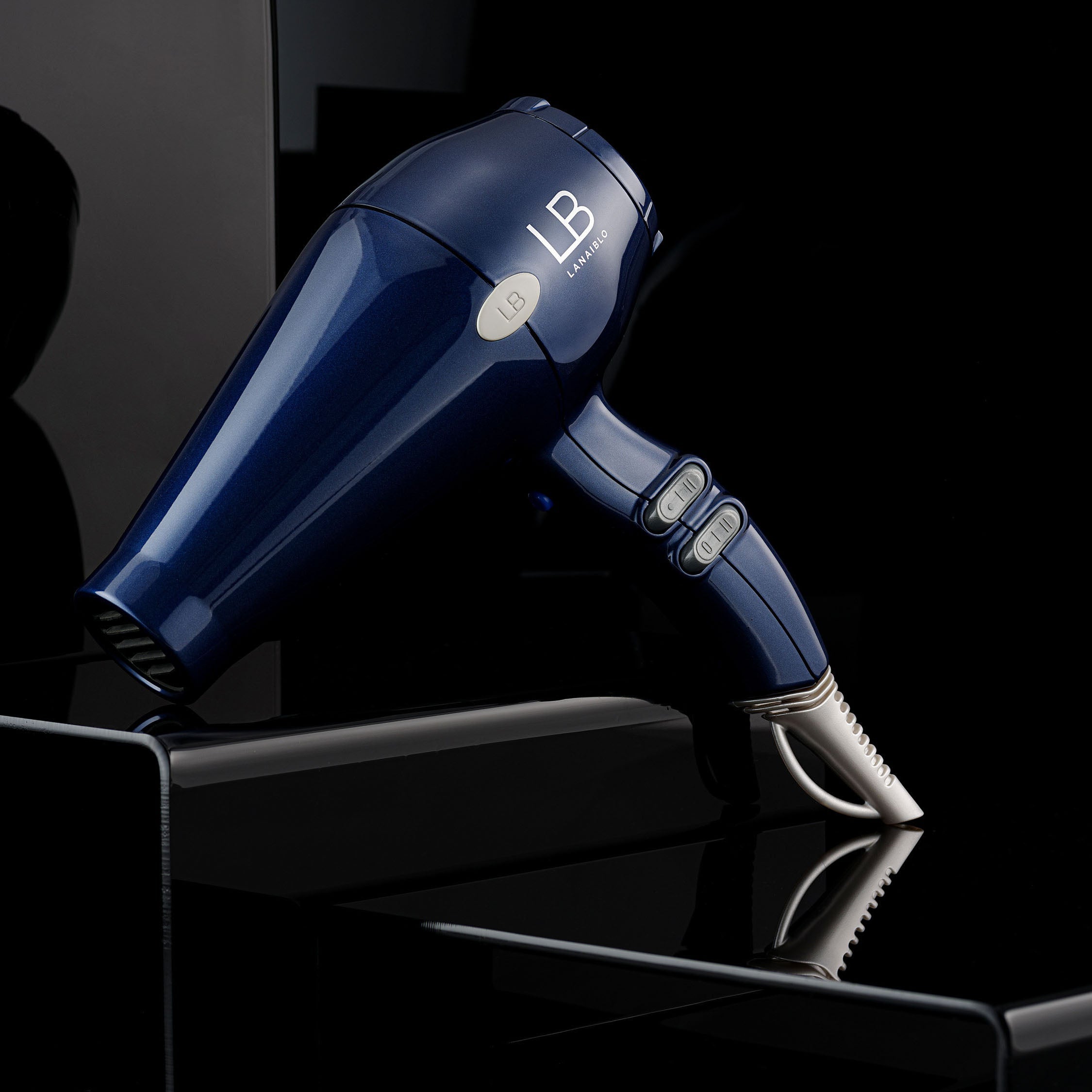 Lightweight powerful clearance hairdryer